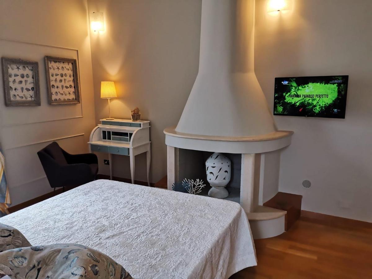 Palazzo Venezia - Luxury Holiday Rooms Monopoli Bagian luar foto